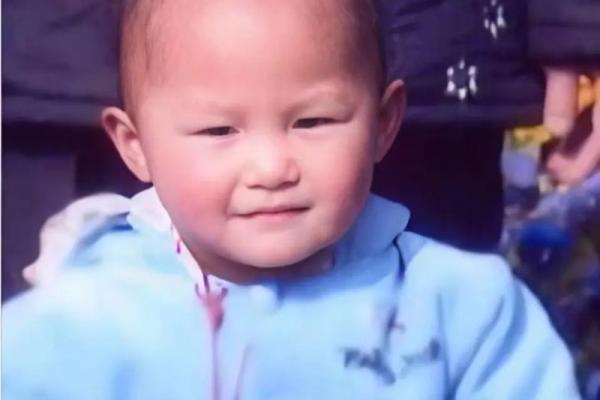 男婴眉心长“月牙”胎记，母亲带他算命后神秘失踪，至今下落不明