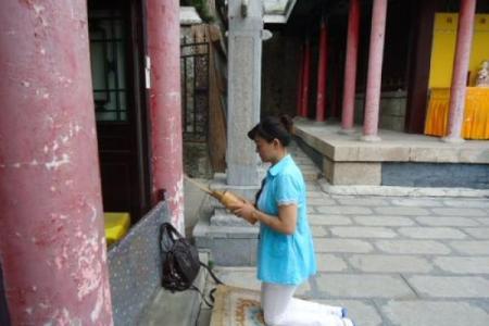 抽一支观音灵签，一整年大吉大利