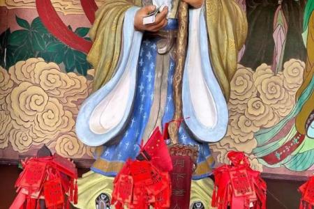 民间姻缘法术月老红绳 月老红绳绑在左脚还是右脚？