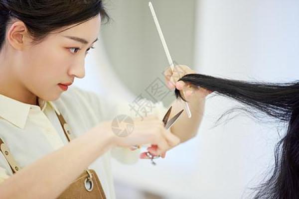 女理发师看生辰八字准吗