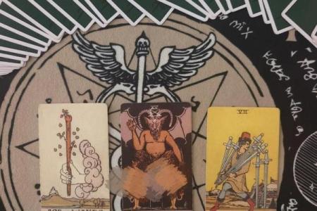 算命还是宽心?她们选择在凌晨玩线上塔罗:抖音话题“塔罗测试”累计播放量已达22.8亿次