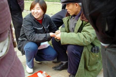 爆笑经典算命糗事冷笑话，找一个路边摆摊的算命老者算姻缘，老人看了我暗暗叹了口气说